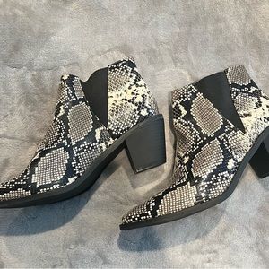 “SNAKESKIN” LOOK ANKLE BOOTS